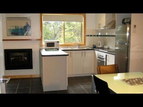 Bush House & Eco Retreats Lodge Lorne